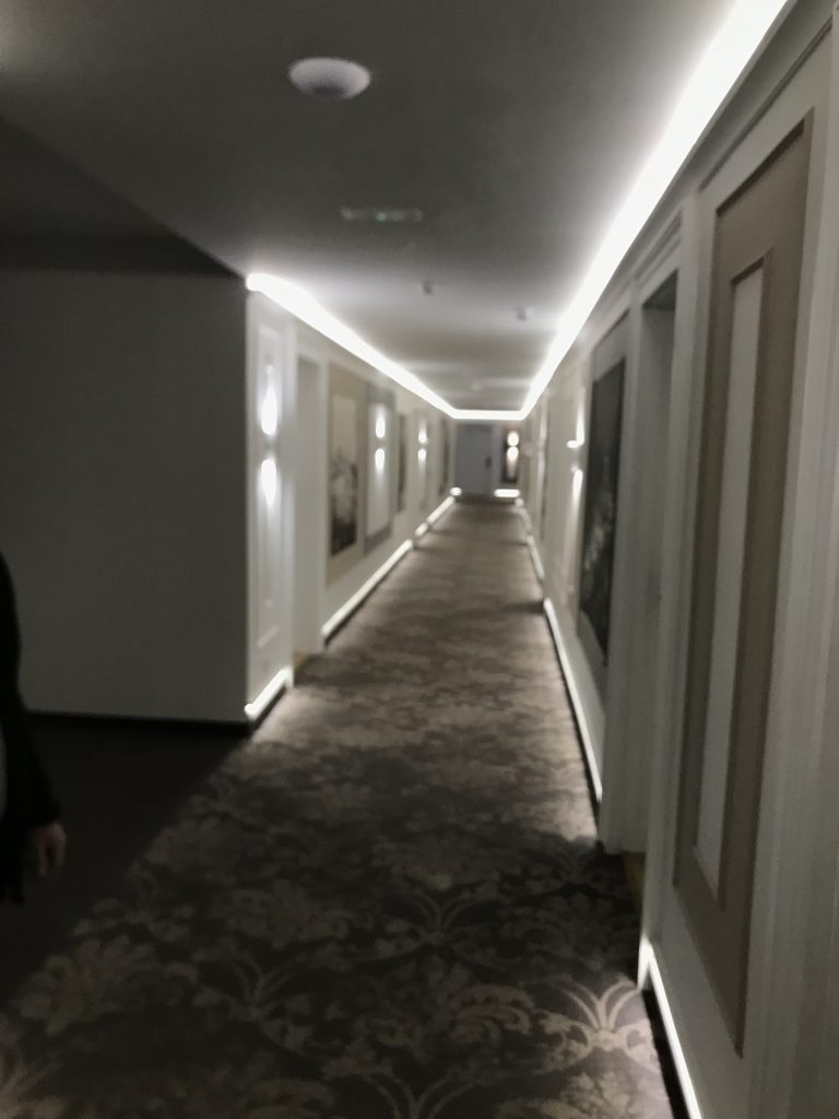 Kábelbehúzás gyári védőcsövekbe panelban
